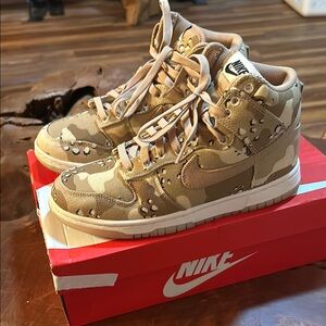 W Nike Dunk High
Camo. Size 7.5